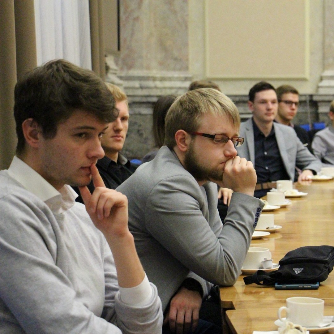 Návštěva Úřadu vlády ČR, debata s Jiřím Dienstbierem